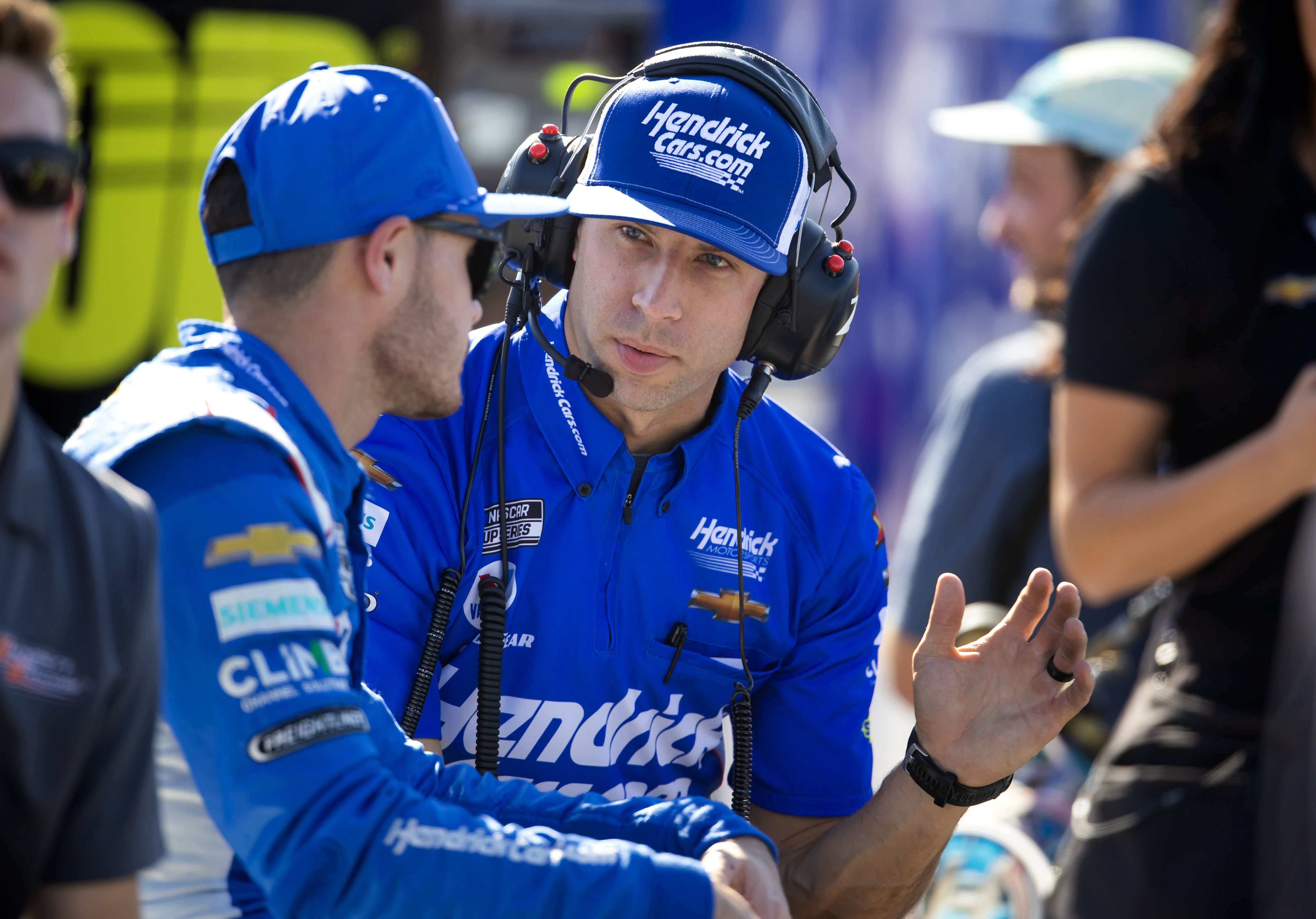 Crew chief Cliff Daniels (right) talks with Kyle Larson during the NASCAR Championship Race qualifying. Source: Imagn
